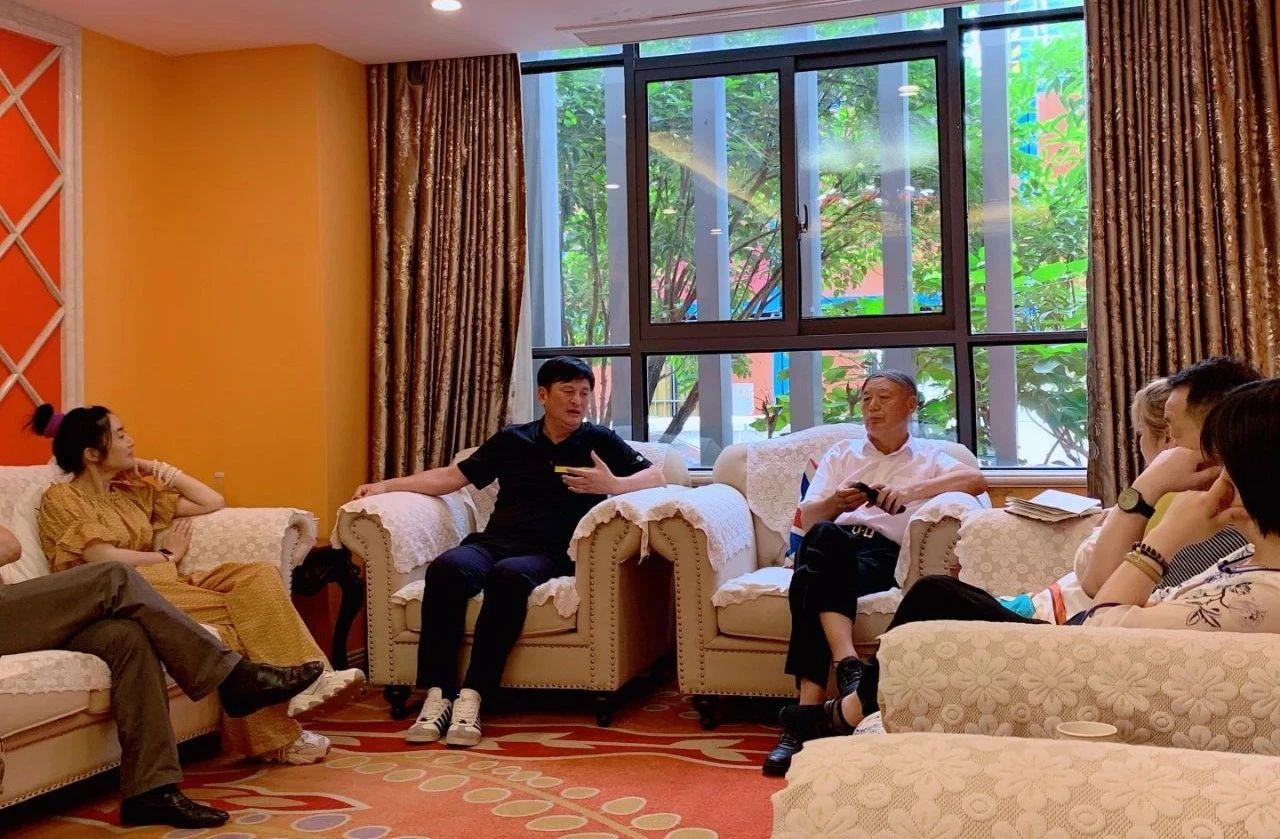 黄卓仁会长一行到楚天激光座谈交流
